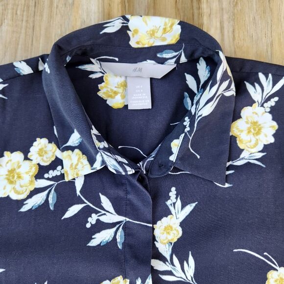 ☔️🩵H&M Gray Floral Buttoned Front Long Sleeve Top Size 4 - Picture 4 of 10